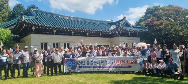 한국자유총연맹 합천군지회 회원들이 진해 해군 진해기지사령부를 방문해 국가안보의 중요성을 되새기는 시간을 가지고 기념촬영 하고 있다사진합천군