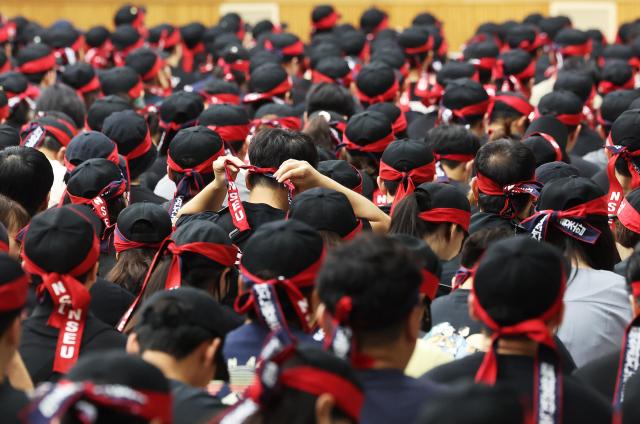 Samsung Electronics Union members hold a victory rally for their general strike at the Semicon Sporex in Samsungs Giheung Campus Yongin Gyeonggi Province on the morning of July 22 2024 Yonhap