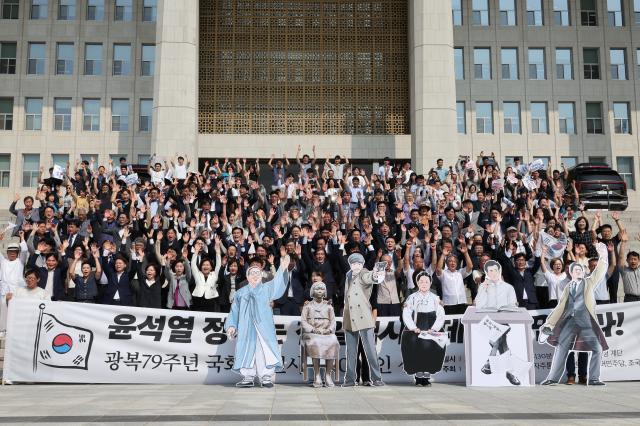 박찬대 더불어민주당 대표 직무대행 겸 원내대표를 비롯한 정치권 시민사회 관계자들이 14일 서울 여의도 국회에서 열린 광복 79주년 국회-시민사회 1000인 선언에서 만세삼창을 하고 있다 사진연합뉴스