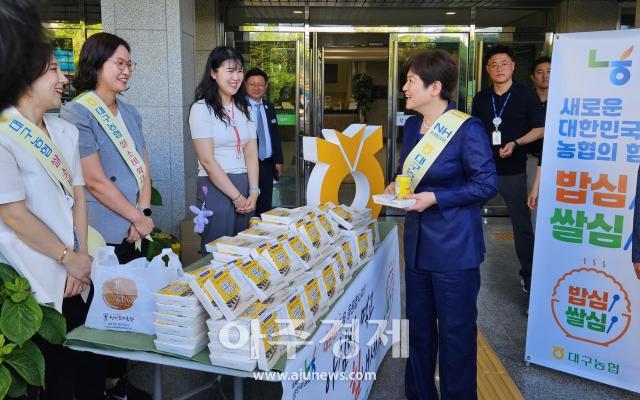 농협대구본부는 14일 대구시교육청에서 쌀의 날818을 맞이하여 아침밥 먹기 운동 캠페인을 실시했으며 강은희 교육감이 대구농협 직원에게 인사하고 있다 사진대구농협