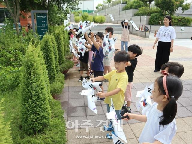 한국서부발전 직장보육시설인 새빛어린이집 어린이들이 직접 만든 태극기 바람개비를 흔들면서 제79주년 광복절의 의미를 되새기고 있다 사진한국서부발전