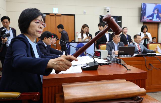 더불어민주당 소속 최민희 과학기술정보방송통신위원장이 14일 오전 국회에서 열린 과방위 불법적 방송문화진흥회 이사 선임 등 방송장악 관련 1차 청문회에서 의사봉을 두드리고 있다 사진연합뉴스