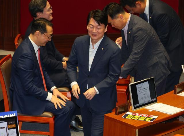 25일 국회 본회의에서 국민의힘 안철수 의원이 순직 해병 수사 방해 및 사건 은폐 등의 진상규명을 위한 특별검사의 임명 등에 관한 법률안 재의의 건 투표를 마친 뒤 이동하고 있다 사진연합뉴스