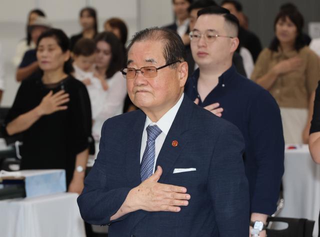 이종찬 광복회장이 12일 오후 서울 서대문구 대한민국임시정부기념관에서 열린 제79주년 광복절 기념 독립유공자 후손 대한민국 국적증서 수여식에서 국기에 경례하고 있다 사진연합뉴스