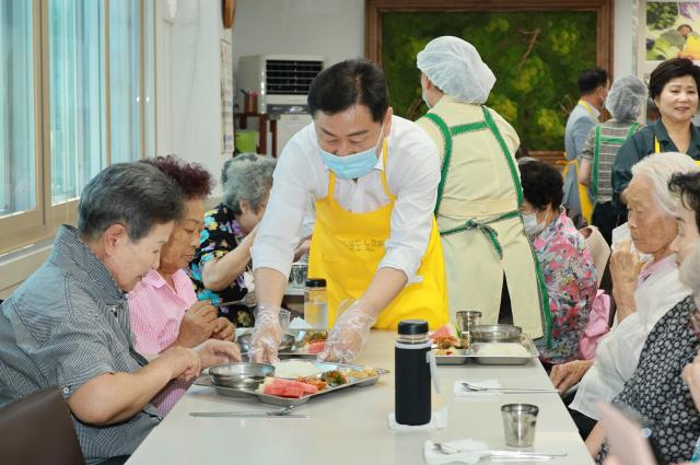 김관영 전북특별자치도지사가 14일 전북특별자치도 노인복지관에서 닭곰탕을 배식하고 있다사진전북특별자치도