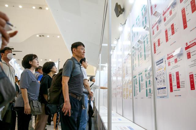 Middle-aged and senior job seekers attend the 2024 Seoul Middle-Aged Job Fair held at Dongdaemun Design Plaza on July 22 AJUPRESS