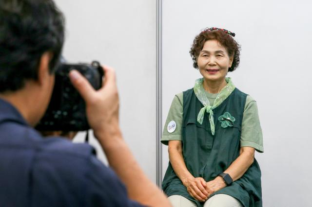 A middle-aged woman has her photo taken for her resume at the 2024 Seoul Middle-Aged Job Fair AJUPRESS