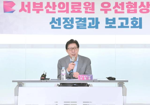 산시시장 박형준는 14일 오전 10시 서부산의료원 건립 예정 부지에서 서부산의료원 우선협상대상자 선정 결과보고회를 갖고 가칭서부산힐링플래닛주을 서부산의료원 건립사업의 우선 협상대상자로 선정했다고 밝혔다사진부산시