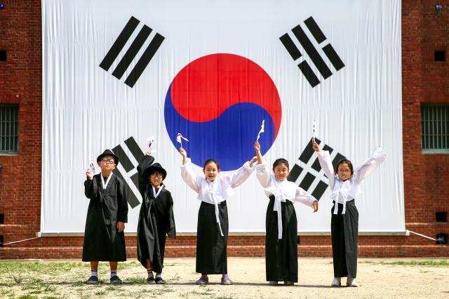 Children pose for photos at Seodaemun Prison in Seoul on Aug 14 2024 AJU PRESS Kim Dong-woo