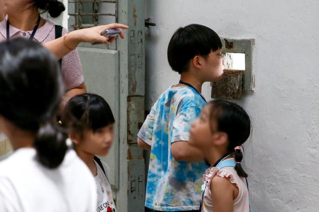 A child peers into a prison cell at Seodaemun Prison in Seoul on Aug 14 2024 AJU PRESS Kim Dong-woo