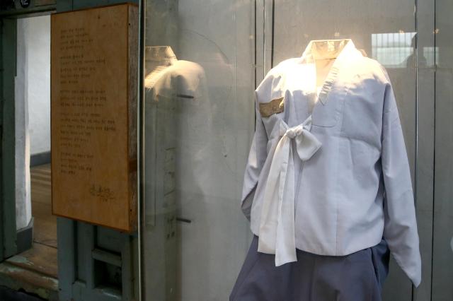 A prisoners clothes and poems on display in a cell at Seodaemun Prison in Seoul on Aug 14 2024 AJU PRESS Kim Dong-woo