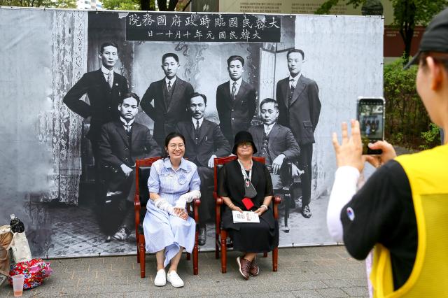 Visitors take photos at the photo wall at Seodaemun Prison in Seoul on Aug 14 2024 AJU PRESS Kim Dong-woo