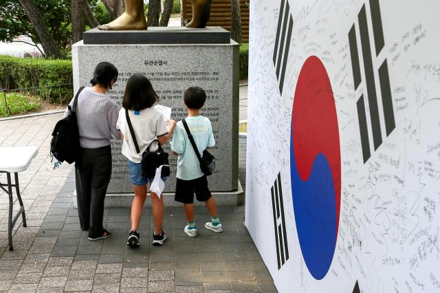 Visitors view the explanation of the statue of Ryu Gwan-sun on display at Seodaemun Prison in Seoul on Aug 14 2024 AJU PRESS Kim Dong-woo