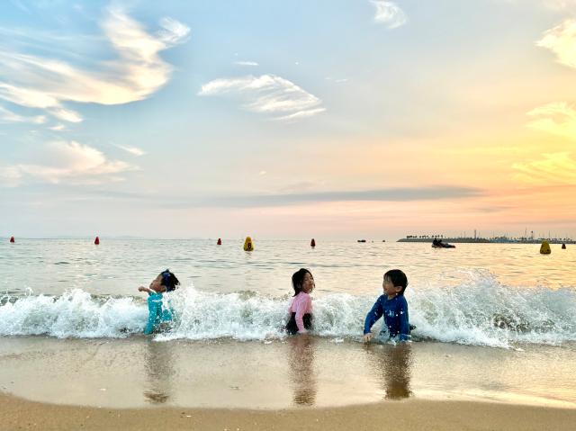 Children sit in shallow water at Wangsan Beach in Incheon on Aug 11 AJU PRESS Han Jun-gu
