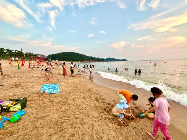 Many visitors gather at Wangsan Beach in Incheon on Aug 11 AJU PRESS Han Jun-gu
