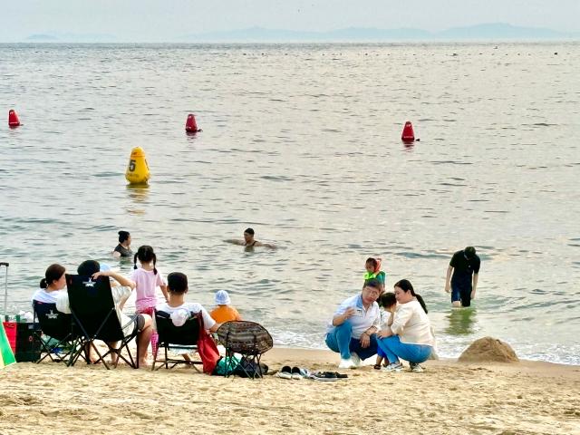 Visitors take photos at Wangsan Beach in Incheon on Aug 11 AJU PRESS Han Jun-gu
