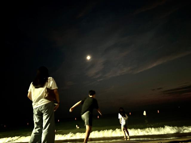 Visitors play at Wangsan Beach in Incheon on Aug 11 AJU PRESS Han Jun-gu