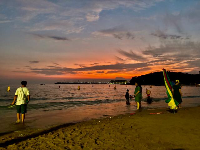 Visitors enjoy the scenery at Wangsan Beach in Incheon on Aug 11 AJU PRESS Han Jun-gu