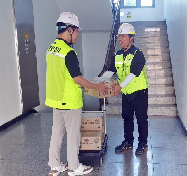 인천항 국제여객부두 현장 근로자에게 지원 물품을 전달하고 있다 사진인천항만공사IPA