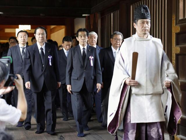 일본 국회의원들이 15일 패전일을 맞아 A급 전범이 합사된 야스쿠니신사에서 참배를 마치고 나오고 있다 사진교도 AP 연합뉴스