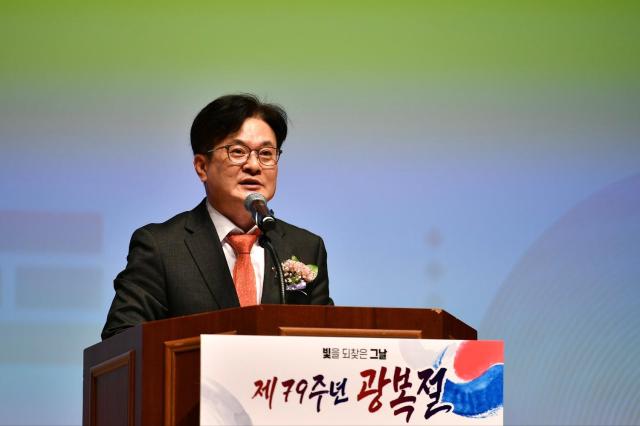 김병수 시장이 경축사를 하고 있다 사진김포시