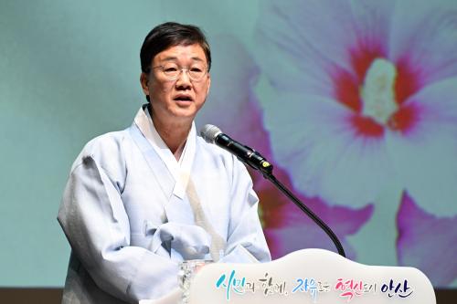 이민근 안산시장이 광복절 경축사를 하고 있다사진안산시