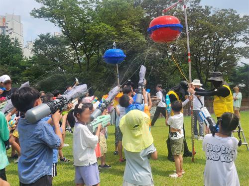 15일 광복절을 맞아 서대문형무소를 찾은 아이들이 독립군 전투체험에 참여해 물총으로 박을 터트리고 있다 사진안수교 기자