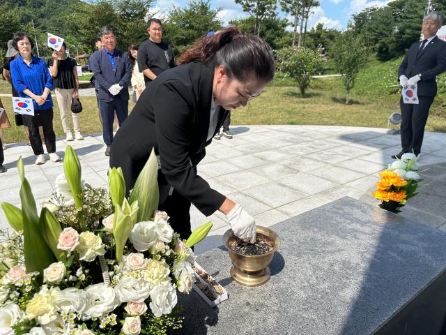 더불어민주당 김기현 위원장이 항일운동기념탑을 찾아 분향하고 있다사진더불어민주당 경산시지역위원회