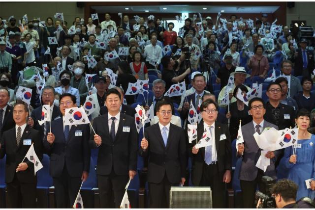 15일 경기도경제과학진흥원에서 열린 제79주년 광복절 경축행사에서 김동연 경기도지사 김호동 광복회경기도지부장 김진경 경기도의회 의장 김연목 김홍열 선생일가 장손 애국지사와 유가족 등이 광복절 노래 제창을 하고 있다  사진경기도