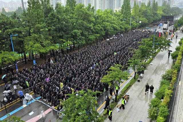 전국삼성전자노동조합전삼노이 지난달 8일 오전 경기 화성시 삼성전자 화성사업장 앞에서 총파업 결의대회를 개최했다 집회에 참석한 조합원들이 모여 있는 모습 사진성상영 기자