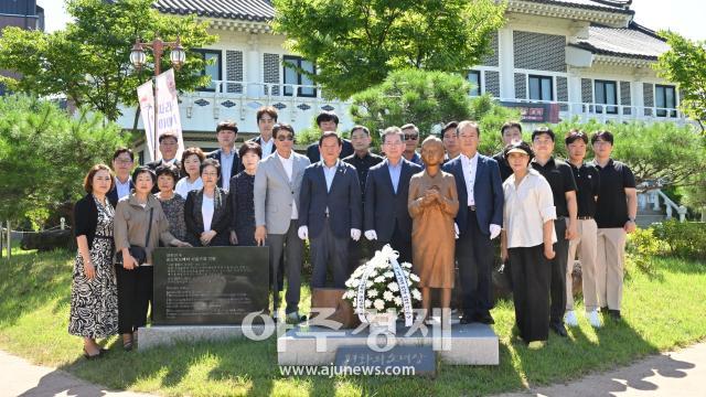 민주평화통일자문회의 군위군협의회는 지난 14일 군위 평화의 소녀상에서 일본군 위안부 피해자 기림의 날 추모식을 개최하였다 사진대구군위군