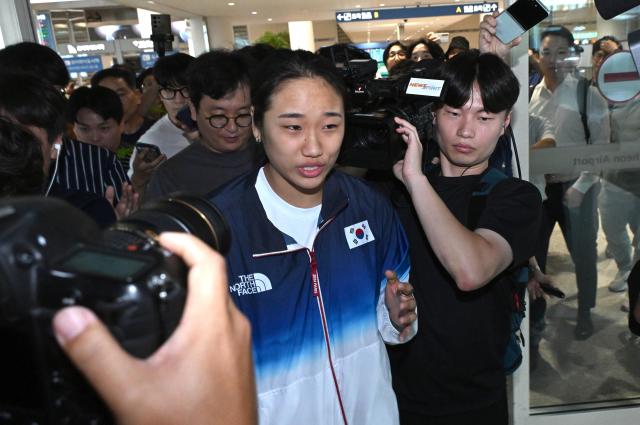 An Se-young speaks to reporters after arriving at Incheon International Airport from Paris Aug 7 Yonhap