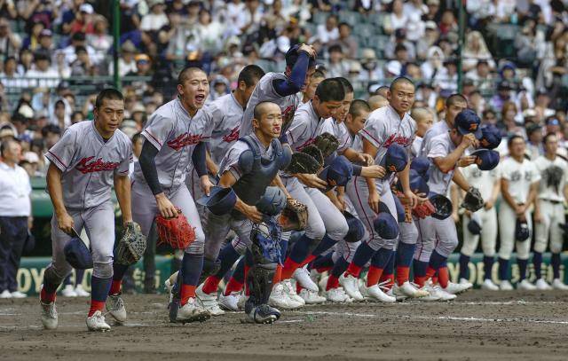 일본 내 한국계 민족학교인 교토국제고 야구 선수들이 17일 일본 효고현 니시노미야 한신고시엔구장에서 열린 전국고교야구선수권대회여름 고시엔 3차전에서 4-0으로 승리해 8강 진출을 확정한 뒤 환호하며 달려가고 있다  사진연합뉴스