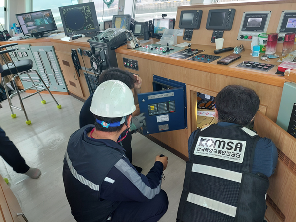 합동점검반이 선박 내 화재제어장치 정상작동 여부를 점검하고 있다사진해양수산부