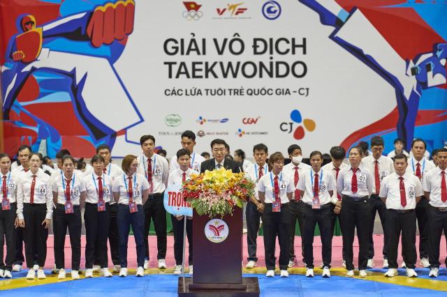 장복상 CJ베트남 대표가 베트남 띠엔장에서 열린 ‘CJ Youth National Taekwondo Championsip’ 개막식에서 축사를 하고 있다 사진CJ그룹