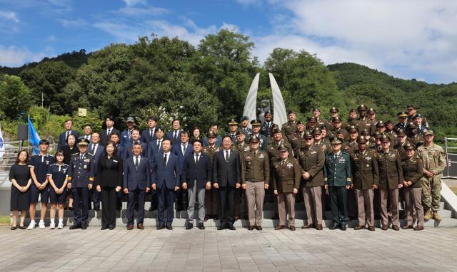 칠곡군 303고지 추모비 한미합동 참배행사후 김재욱 칠곡군수오른쪽 여덟번째를 비롯한 주한미군 캠프캐롤 6병기대대 러셀 대당장등 관계자들이 기념촬영 하고 있다사진칠곡군