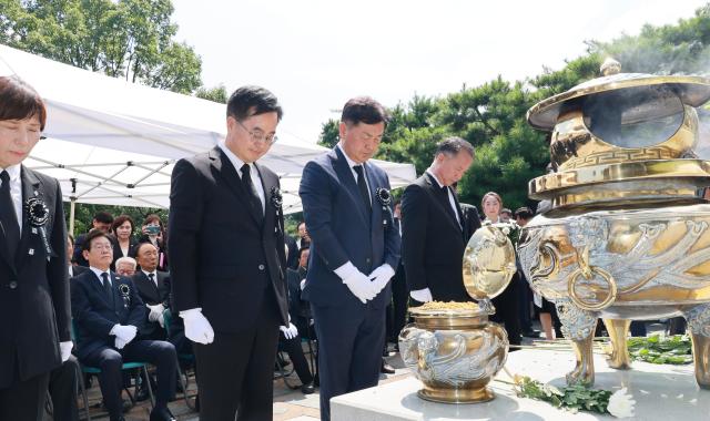 김관영 전북특별자치도지사왼쪽 세 번째와 김동연 경기도지사 등이 18일 고故 김대중 전 대통령 서거 15주기 추도식에 참석해 분향하고 묵념하고 있다사진전북특별자치도