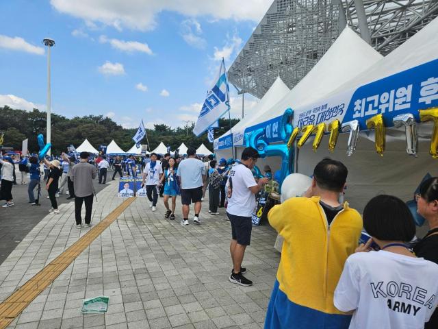 18일 오전 11시 40분 더불어민주당 제1차 정기당원대회가 열리는 서울 송파 올림픽경기장 앞엔 각 지역에서 온 당원들로 북적이고 있다 사진신진영 기자