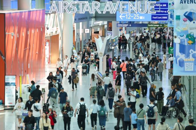 지난 6월 5일 연휴를 앞둔 인천공항 면세구역 사진연합뉴스