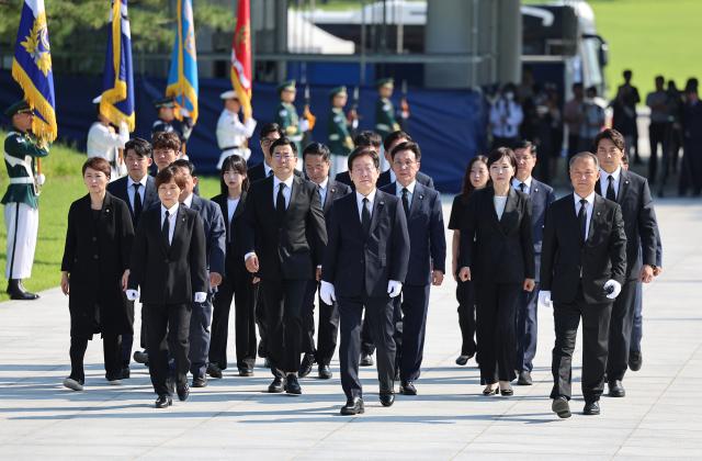 더불어민주당 이재명 대표와 박찬대 원내대표 등 신임 지도부가 19일 오전 서울 동작구 국립현충원을 찾아 참배하고 있다 사진연합뉴스