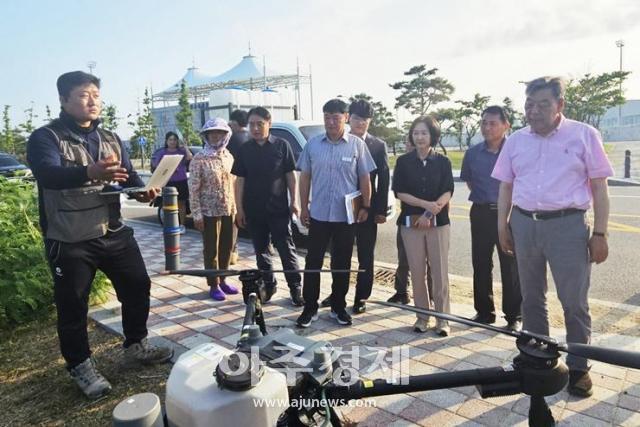 지난 12일 충남 태안군 태안읍 반곡리에서 농업용 드론 통합 시스템을 통한 항공방제를 시연하는 모습 사진태안군