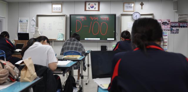 2025학년도 대학수학능력시험수능이 100일 앞으로 다가온 6일 오후 경남 창원시 마산합포구 완월동 마산 성지여자고등학교에서 고3 수험생이 야간자율학습야자을 하고 있다 202486 사진연합뉴스
   