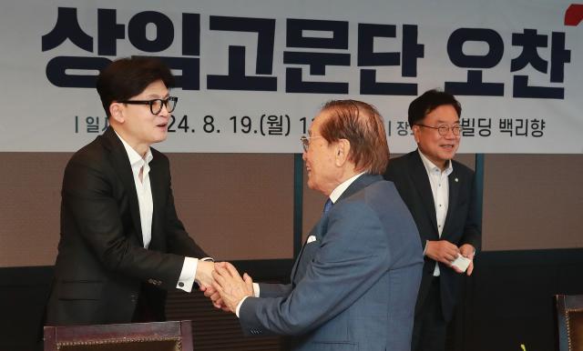 한동훈 국민의힘 대표왼쪽가 19일 오전 서울 여의도 63빌딩 백리향에서 열린 상임고문단 오찬 회의에서 신영균 상임고문과 인사를 나누고 있다 사진연합뉴스