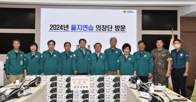 안문길 경산시의회의장 이하 시의원들이 2024 을지연습 종합상황실 훈련관계자들에게 포도 50상자를 위문품으로 전달하고 기념촬영 하고 있다사진경산시의회