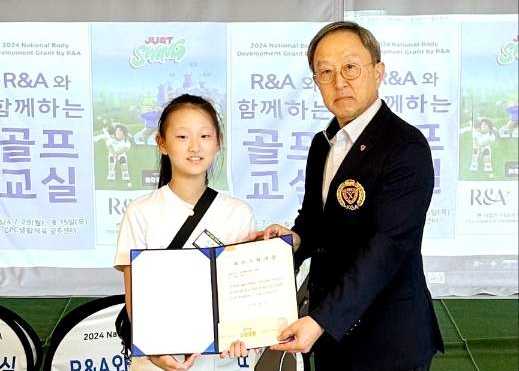 박재형 대한골프협회 전무왼쪽가 최우수 학생으로 뽑힌 김연서 양을 격려하고 있다 사진대한골프협회