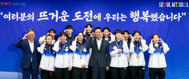 Seoul Mayor Oh Se-hoon 4th from right front row poses for a commemorative photo with Olympic athletes at Seoul City Hall on Aug 19 2024 AJU PRESS Kim Dong-woo