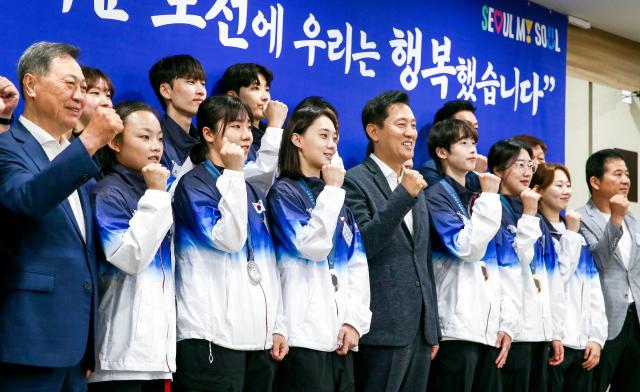 Seoul Mayor Oh Se-hoon 5th from left front row poses for a commemorative photo with Olympic athletes at Seoul City Hall on Aug 19 2024 AJU PRESS Kim Dong-woo