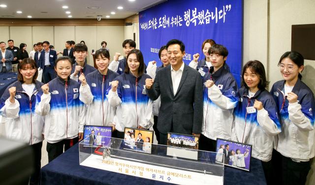 Seoul Mayor Oh Se-hoon 4th from right front row poses for a commemorative photo with Olympic athletes at Seoul City Hall on Aug 19 2024 AJU PRESS Kim Dong-woo