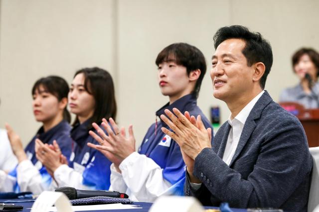 Seoul Mayor Oh Se-hoon encourages athletes at Seoul City Hall on Aug 19 2024 AJU PRESS Kim Dong-woo