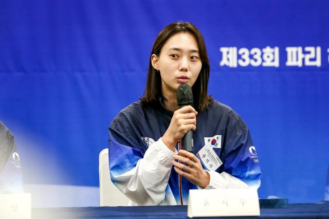 Fencer Yoon Ji-soo shares her thoughts during a meeting at Seoul City Hall on Aug 19 2024 AJU PRESS Kim Dong-woo